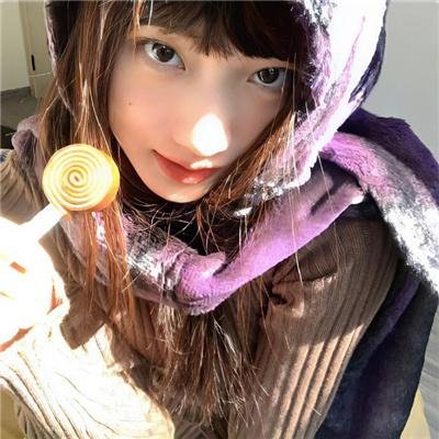 当她换上泳衣